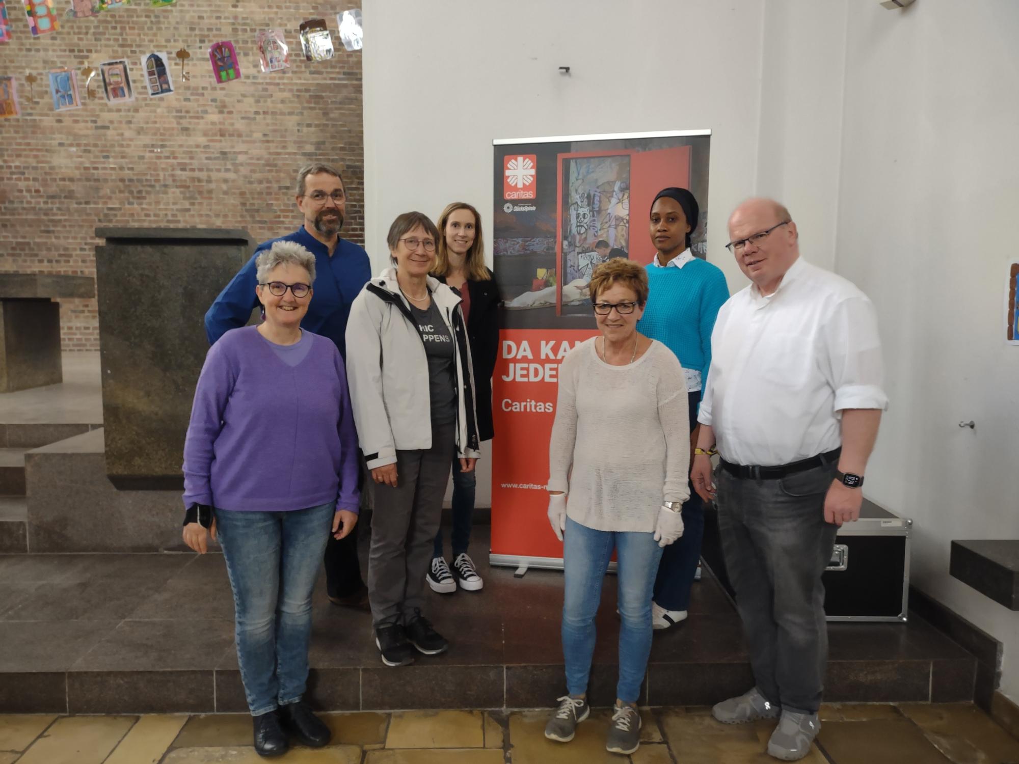 v.l.n.r.: Annette Diesler, Frank Seeger-Hupperten, Elisabeth Laumanns, Sandra Broich, Ulrike Sauer, Stephanie Mutesi, Regionalvikar Ulrich Clancett