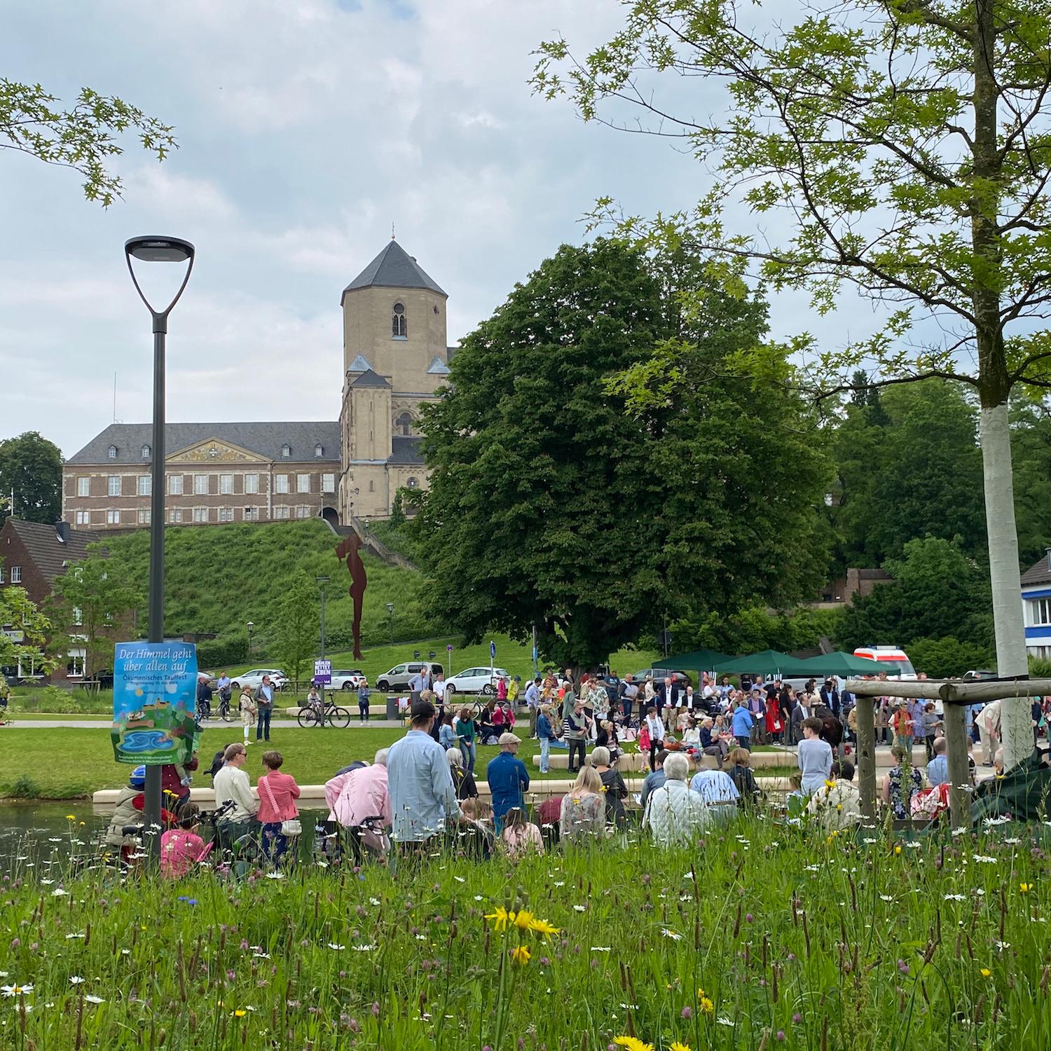 Gemeinschaft, wie hier beim ersten ökumenischen Tauffest in Mönchengladbach, ist ein zentrales Element des Glaubens.