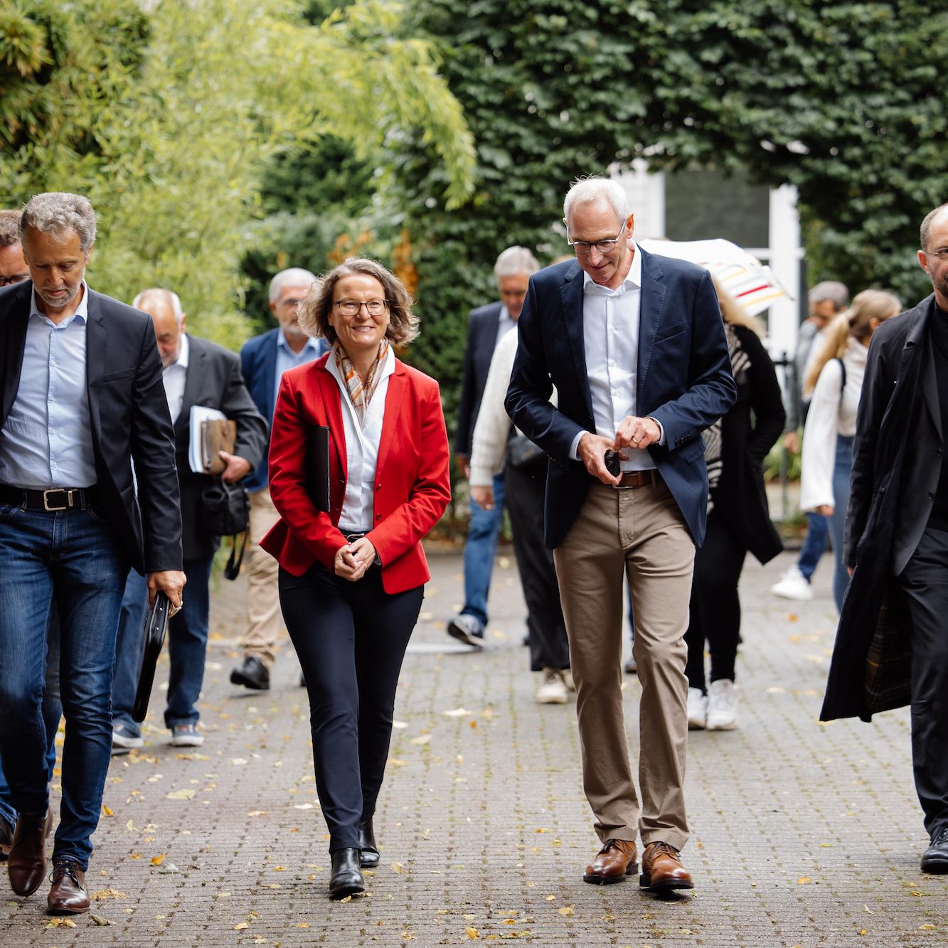 „Schule kann losgehen“, sagt Ministerin Ina Scharrenbach bei ihrer Stippvisite am bischöflichen Gymnasium St. Ursula. Architekt Peter Schumacher, Schulleiter Jürgen Pallaske und Generalvikar Dr. Andreas Frick (v.l.) beim Rundgang über das Schulgelände.