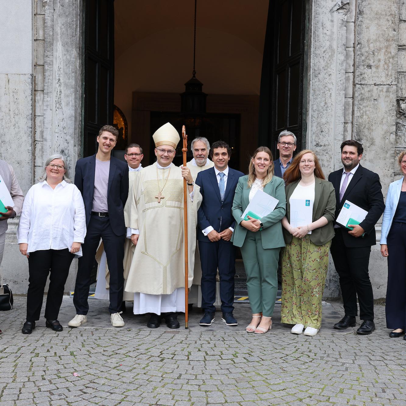 Für sie geht ein Weg zu Ende, ein neuer beginnt: Acht Frauen und Männer wirken jetzt als neue Pastoral- und Gemeindereferenten im Bistum Aachen.