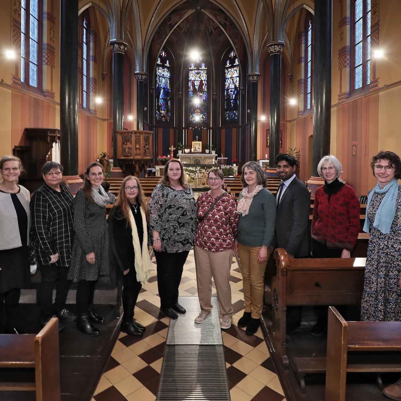 Die Absolventinnen und Absolventen des ersten bistumsweiten Seelsorgekurses der Caritas  feierten zum Abschluss einen Gottesdienst in der Kapelle des St.-Josef-Altenheims in Krefeld.