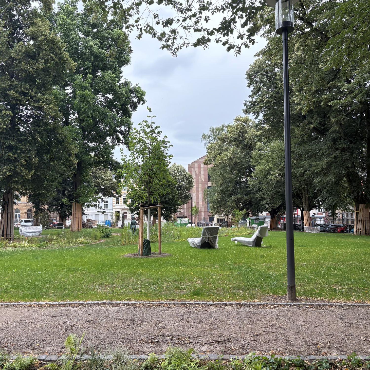 Die Grünanlage des Adenauerplatzes wird derzeit neu gestaltet. Im hinteren Teil des Bildes ist die Albertuskirche erkennbar.
