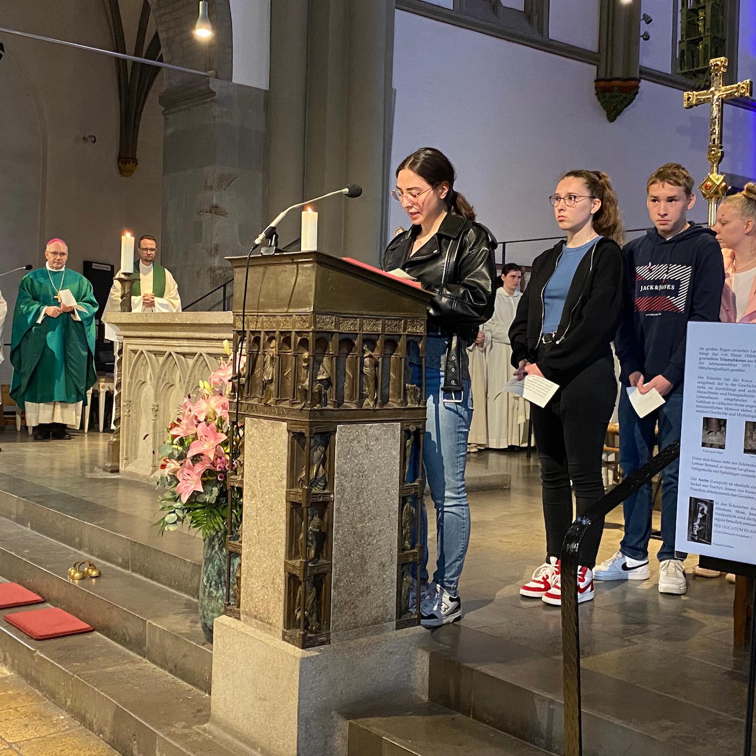 Zum Aussendungssegen versammelte Bischof Helmut Dieser die Jugendlichen um den Altar.