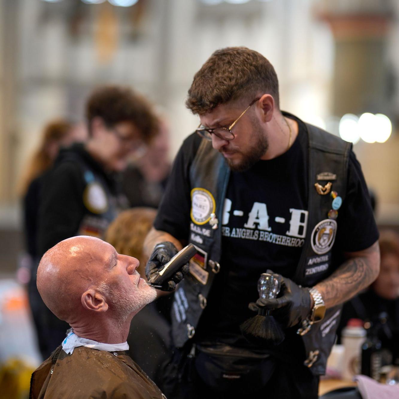 Kevin Cortese organisiert und leitet Einsätze der Barber Angels wie hier in Mönchengladbach.