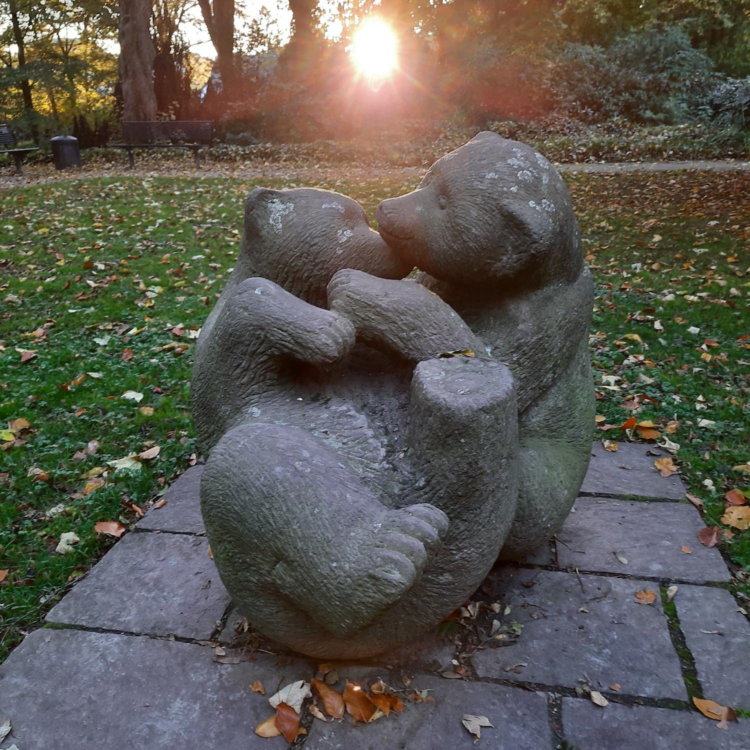 Die Figur der spielenden Bärenkinder ist ein tröstlicher Anblick.