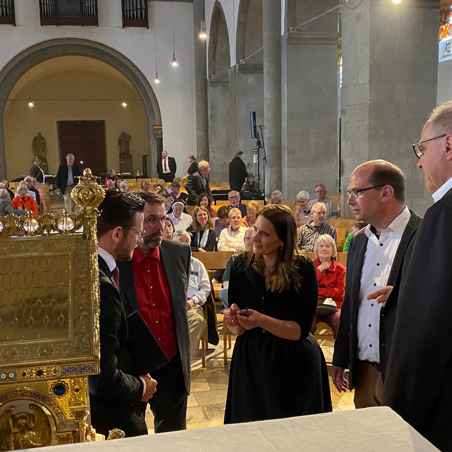 Charlotte Lorenz spricht mit Oberbürgermeister Felix Heinrichs (l.), Peter Blättler und Christoph Rütten (v. r.) den Ablauf durch.