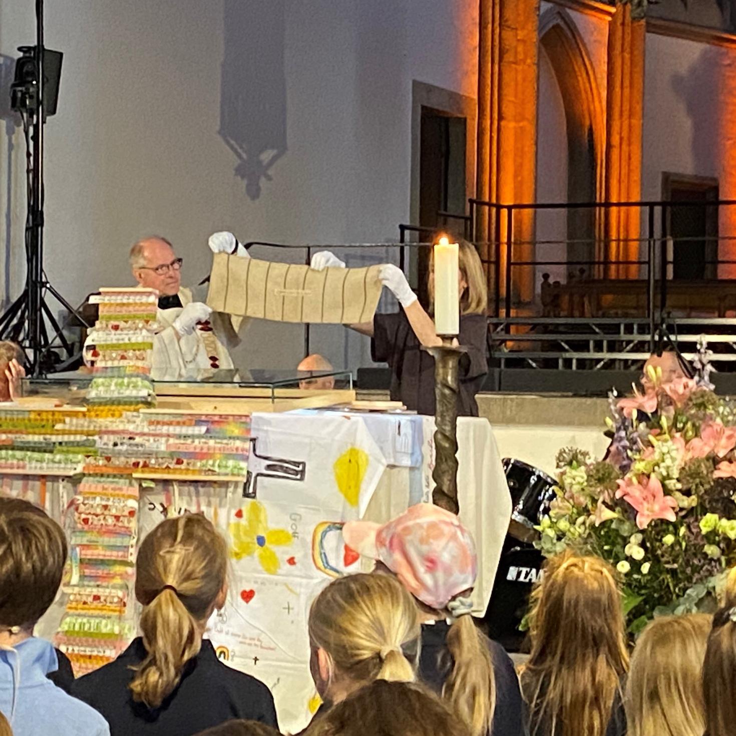 Beim Kinderchortag wurden Tuch und Webkreuz gezeigt.