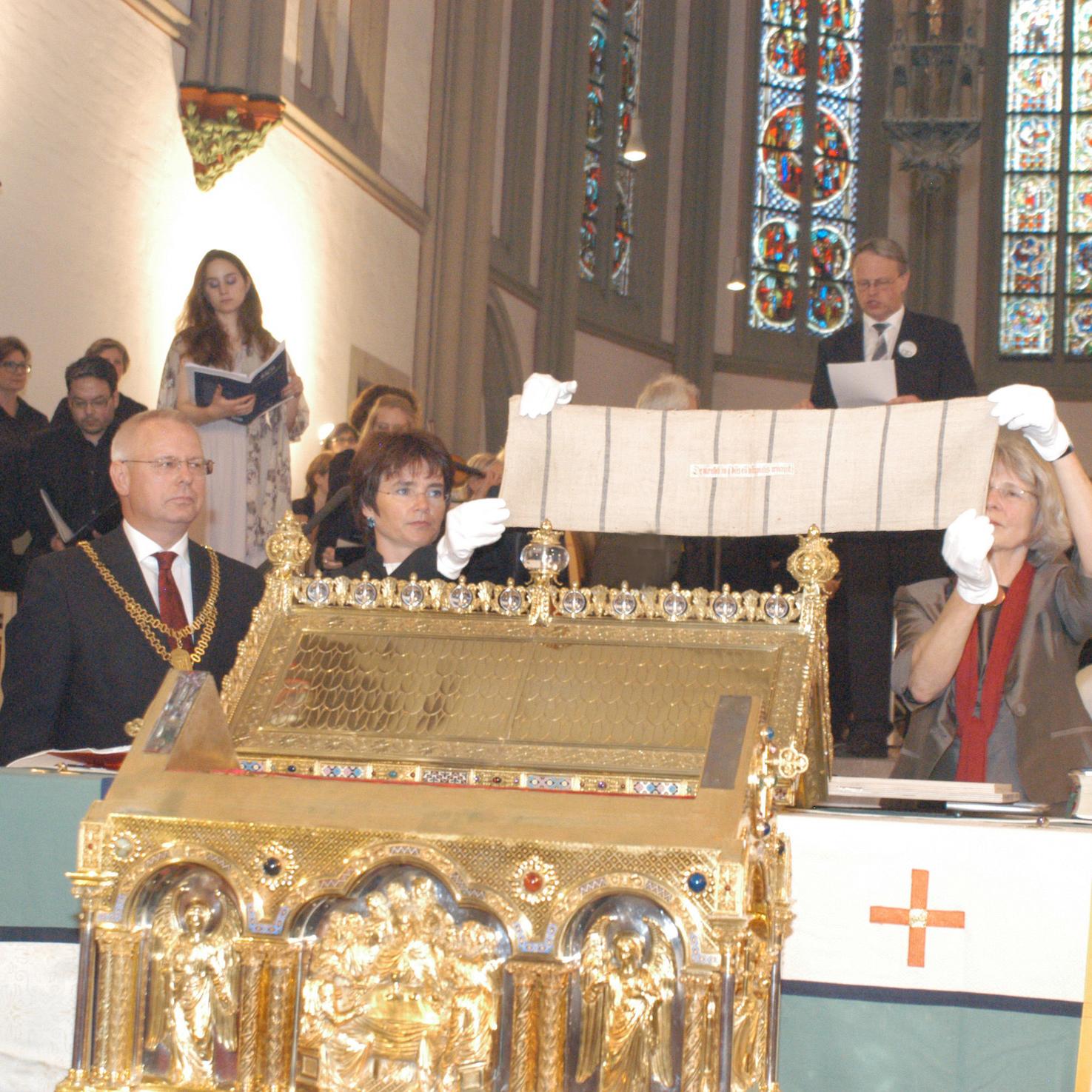 2014 wurde das Stück Tuch zum letzten Mal aus dem goldenen Schrein herausgenommen und der Öffentlichkeit präsentiert. Nach neun Jahren wird es am 28. Mai wieder soweit sein.