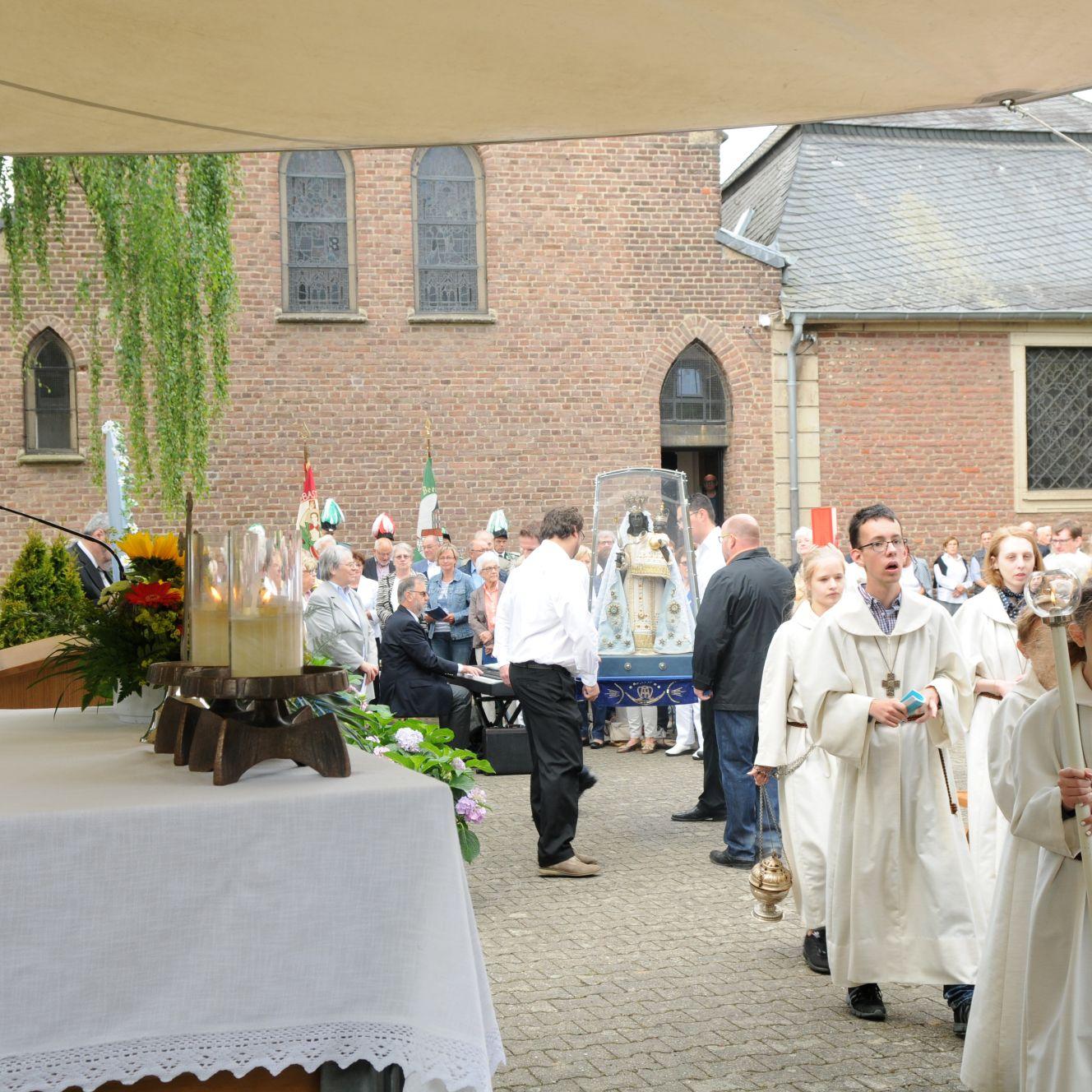 Zur Eröffnung der Wallfahrtsoktav in Holtum wird die Schwarze Madonna in einer Prozession durch das Dorf getragen. Die Pilgerinnen und Pilger verehren sie während der Woche in der Kapelle Mariä Heimsuchung.