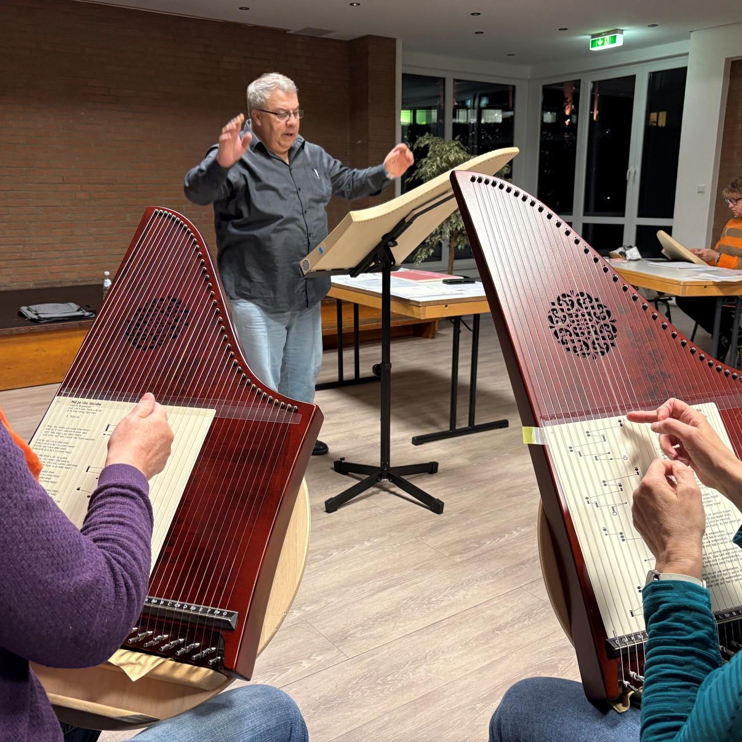 José Soto-Perez leitet donnerstags die Probe im Pfarrsaal in Baal.