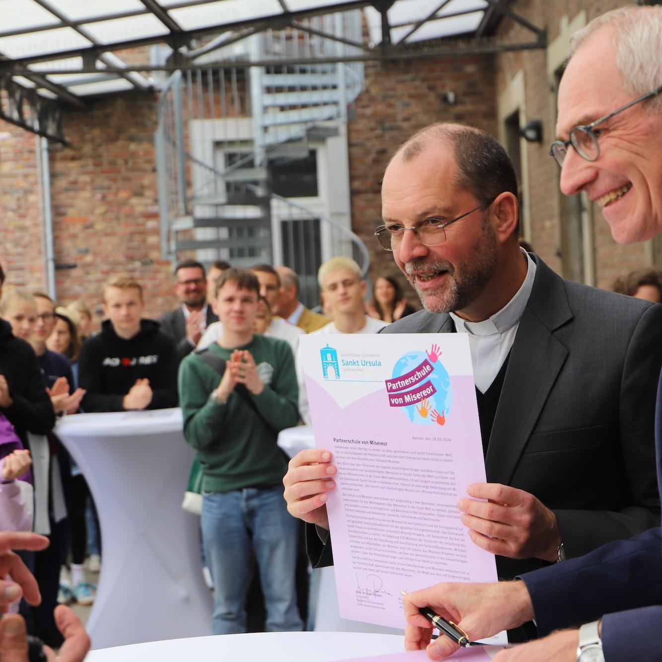 Die Farbe des Papiers sollte ein gutes Omen für die Zukunft sein: Andreas Frick (l.) und Jürgen Pallaske haben den Partnerschaftsvertrag unterzeichnet.