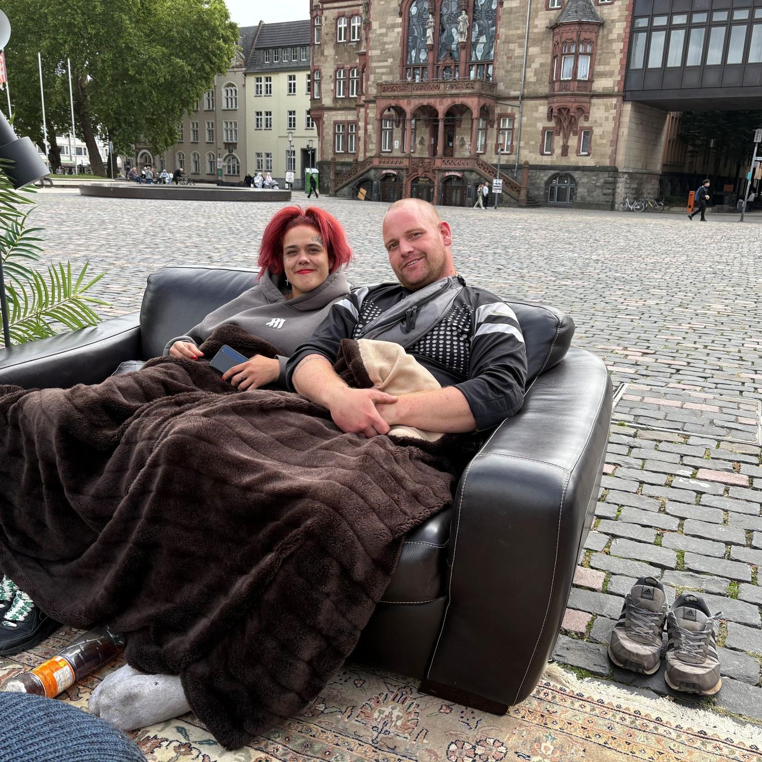 Michelle und Steve haben es sich auf dem Sofa im Freiluft-Wohnzimmer bequem gemacht.