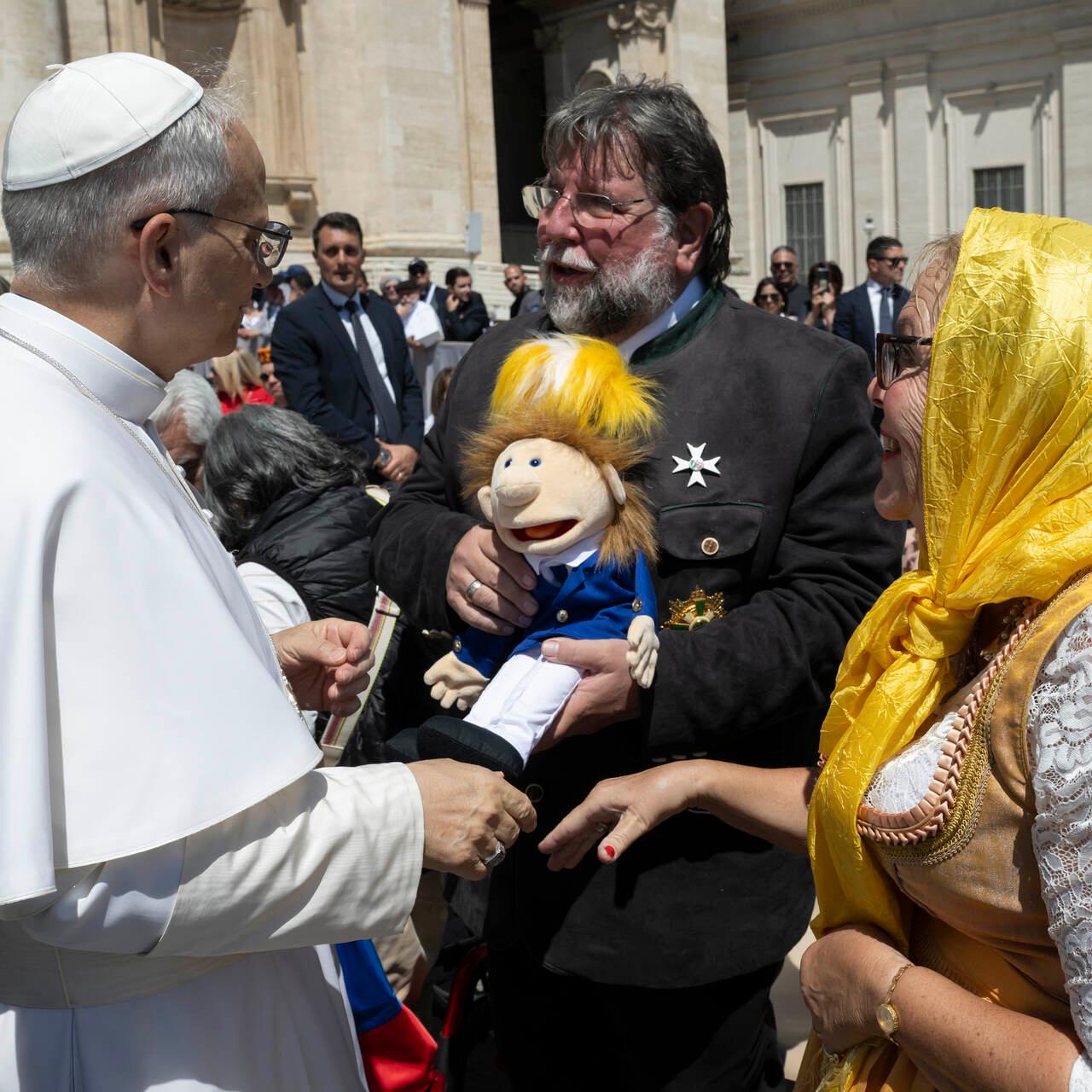 Papst Leo XIV. bekam von Horst Thoren und seiner Frau Grundhild einen Schützen-Willi in der Uniform der Europa-Schützen geschenkt.