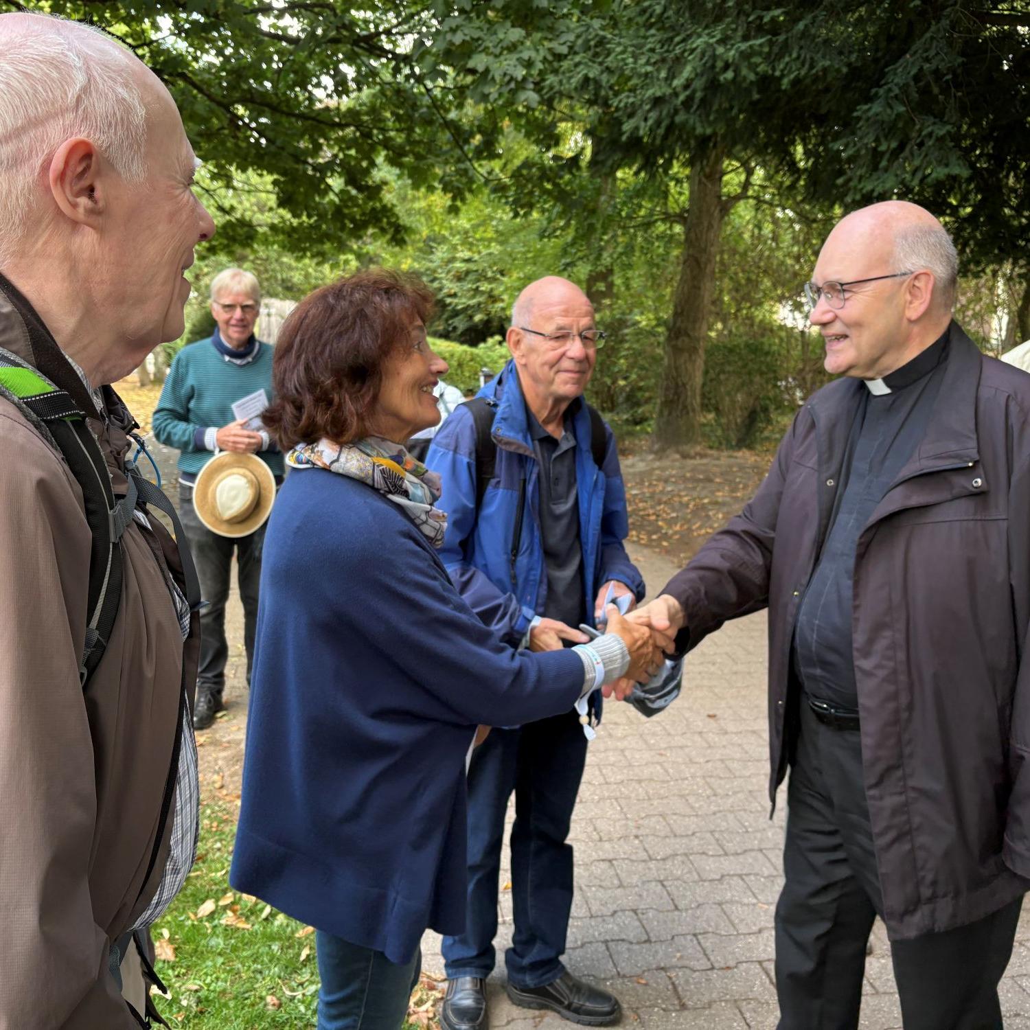 Bischof Helmut Dieser begrüßte die Pilgerinnen und Pilger herzlich.