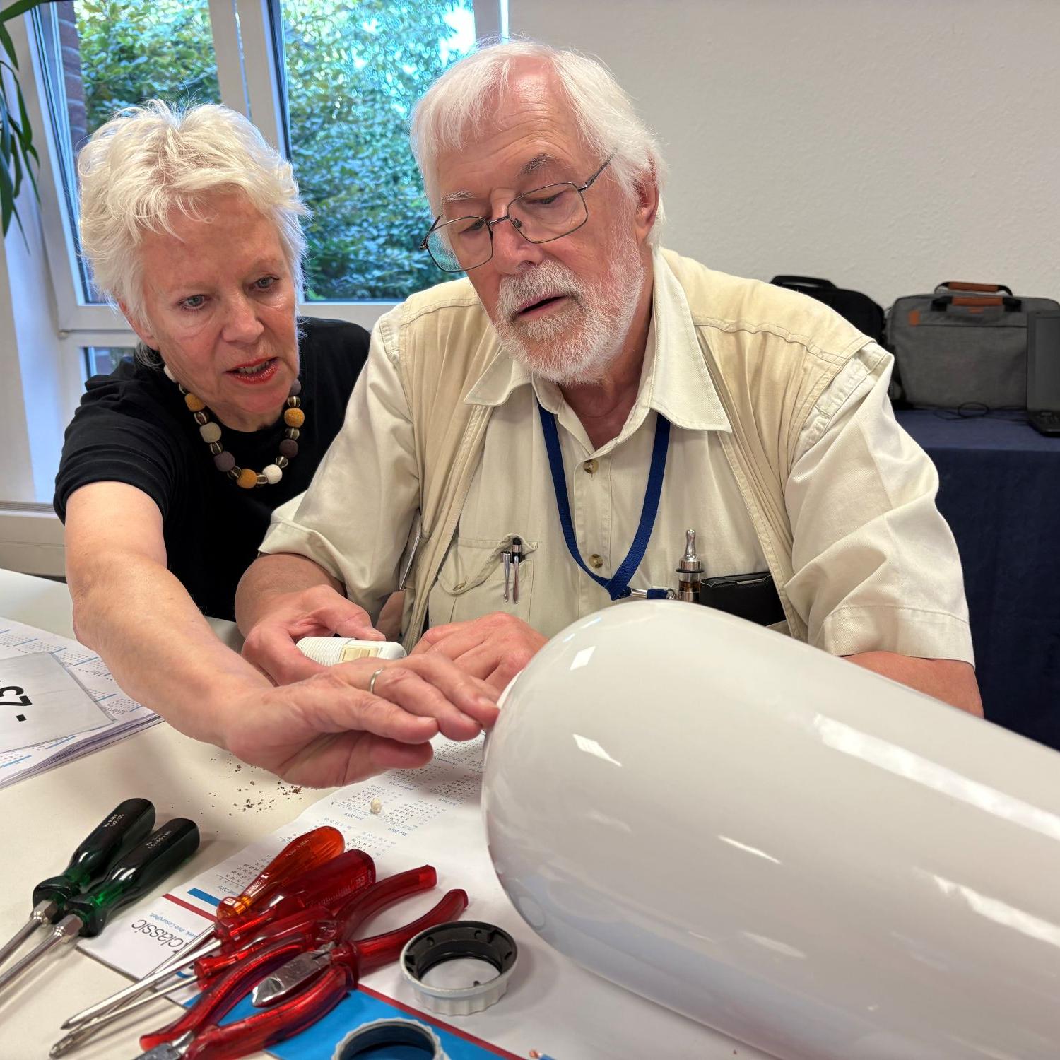 Eva Schneider hat eine Lampe mitgebracht, die Gangolf Gerighausen repariert.