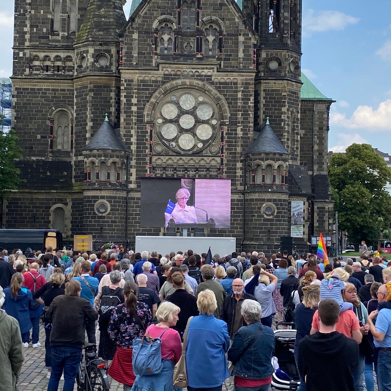 Das Geschehen in der Kirche wurde über einen Bildschirm auf den vollen Marktplatz übertragen.