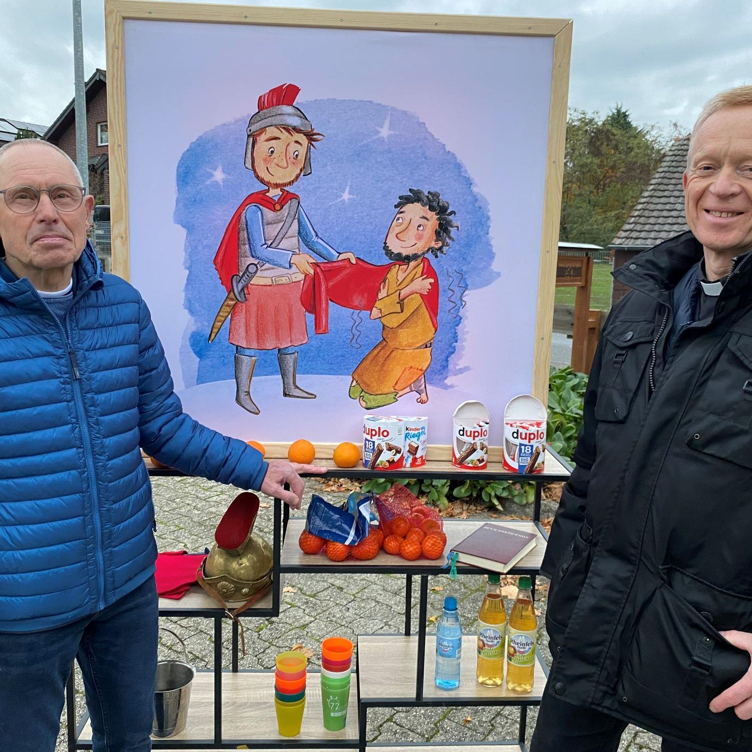 Für die St. Martins-Züge im pastoralen Raum Wassenberg hat Thomas Wieners (r.) mit Bernd Warten eine Station aufgebaut, an der er segnet.