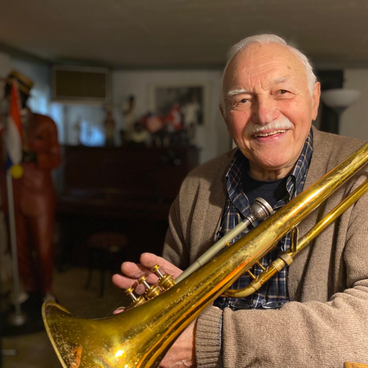 Trompete und Posaune sind seit 70 Jahren seine treuen Begleiterinnen. Zu Konzerten trägt Walter Maaßen einen Hut, um Spenden zu sammeln.